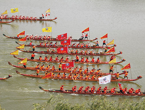划龙舟角逐